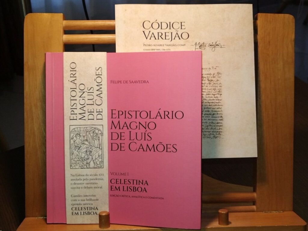 Exemplar de «Celestina em Lisboa», volume inaugural do «Epistolário Magno de Luís de Camões», com o Códice Varejão ao fundo.
