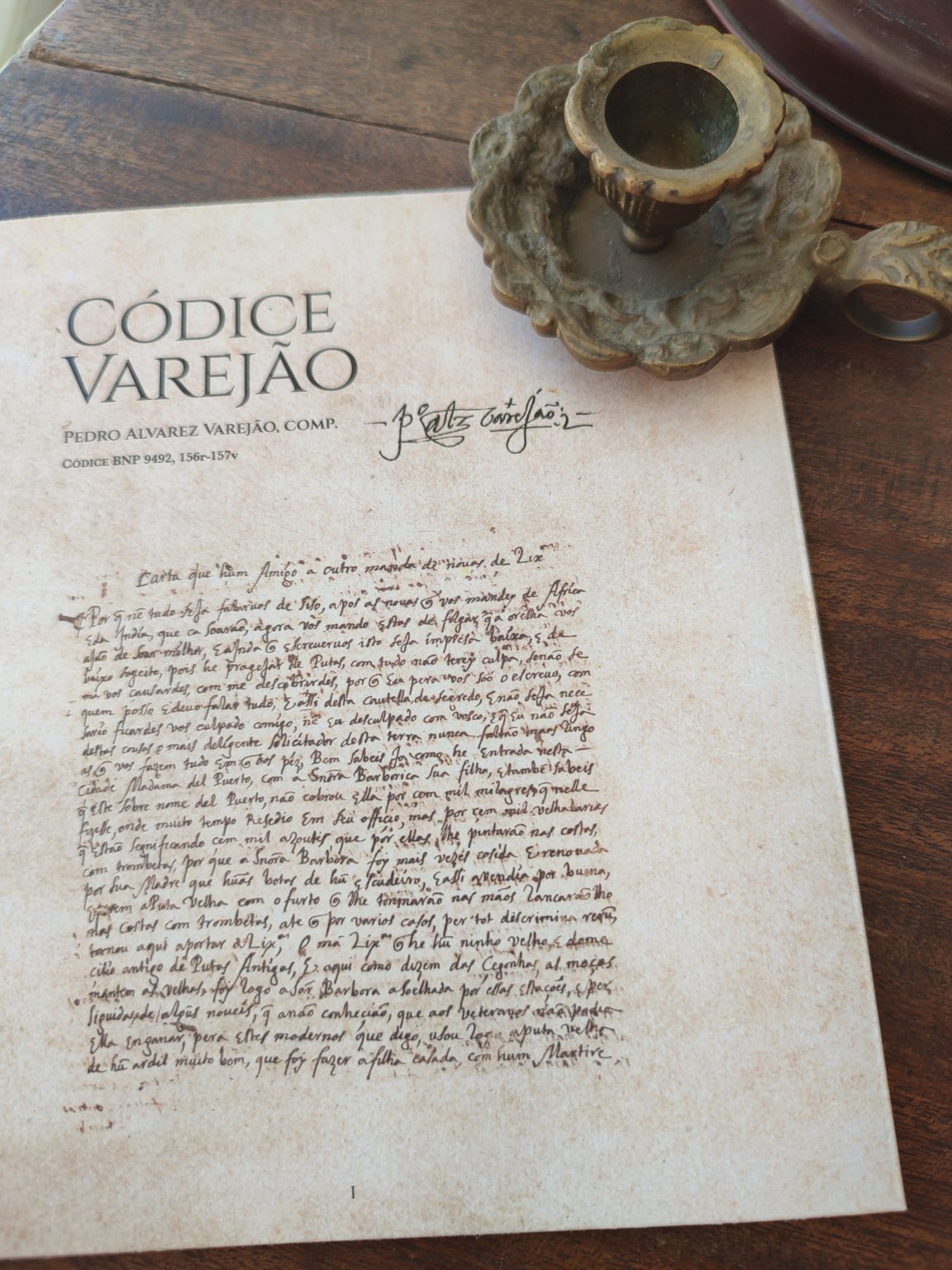 Fac-símile da Carta VI, publicada no Códice Varejão, uma das fontes manuscritas trabalhadas em «Celestina em Lisboa», com castiçal antigo sobre a mesa.