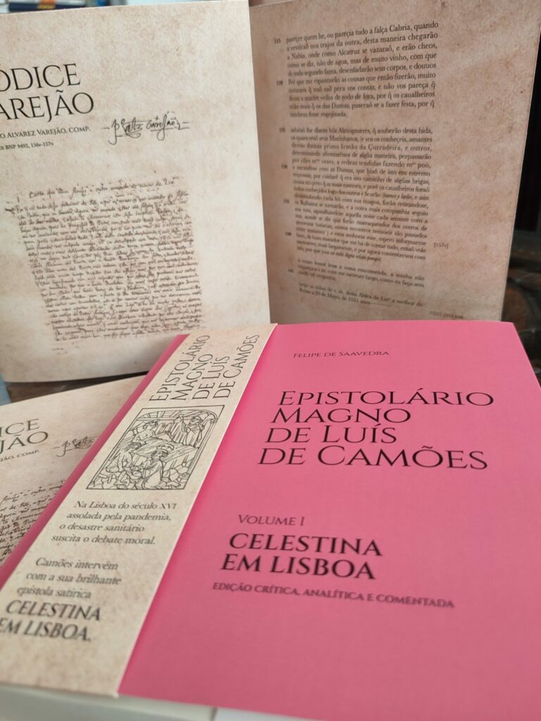 Exemplar de «Celestina em Lisboa», volume inaugural do «Epistolário Magno de Luís de Camões», com a cinta-marcador, junto a reproduções da Carta VI.