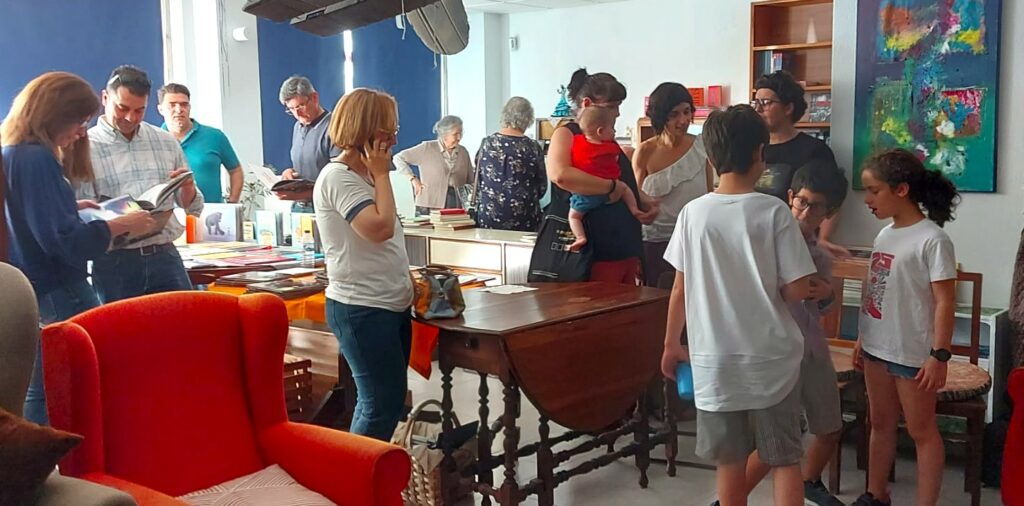 Público na apresentação do «Baile de luzes» no Espaço Livro.