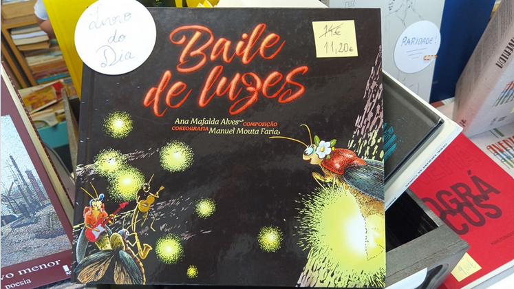 «Baile de luzes» em destaque como livro do dia no stand do Espaço Livro na Feira do Livro do Porto.