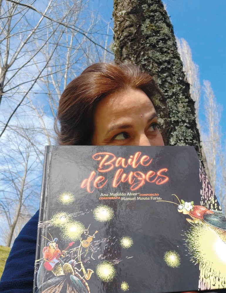 Ana Mafalda Alves com um exemplar do «Baile de luzes».