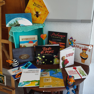 Selecção de livros infantis no Espaço Livro, com o «Baile de luzes» em destaque.