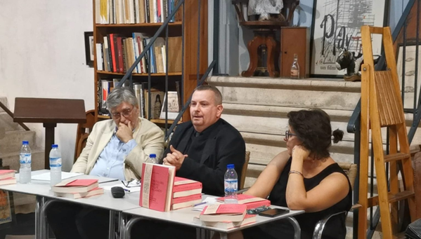 Mesa da apresentação de «Celestina em Lisboa» na Livraria Artes & Letras, em Óbidos.